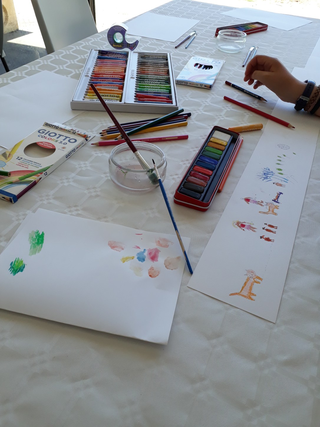 Quelques notes de musique jouaient aux crayons et à l'aquarelle (1)